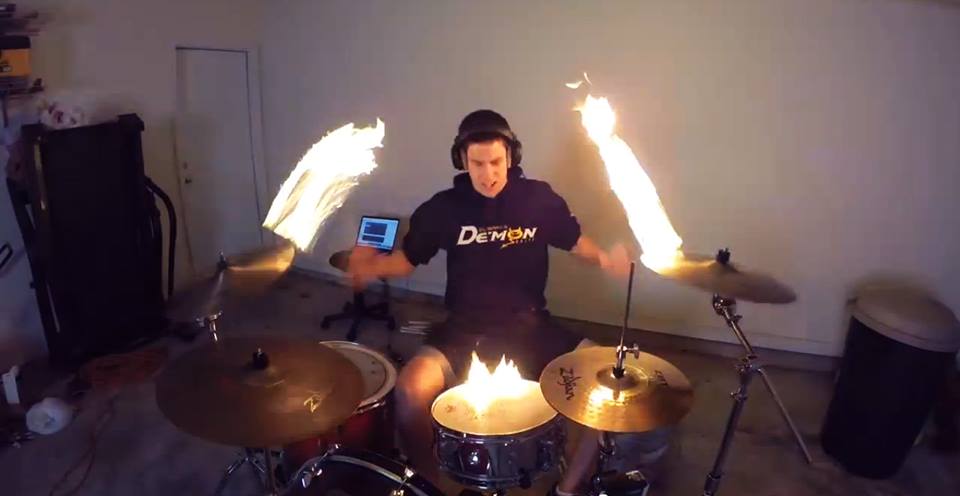 Casey Cooper (Coop3rDrumm3r) brincando com fogo