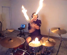 Casey Cooper (Coop3rDrumm3r) brincando com fogo