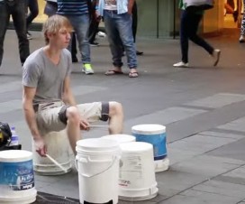 bateristas de rua e seus improvisos