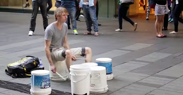 bateristas de rua e seus improvisos