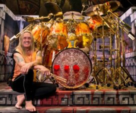 Nicko McBrain inaugura sua própria loja de Baterias