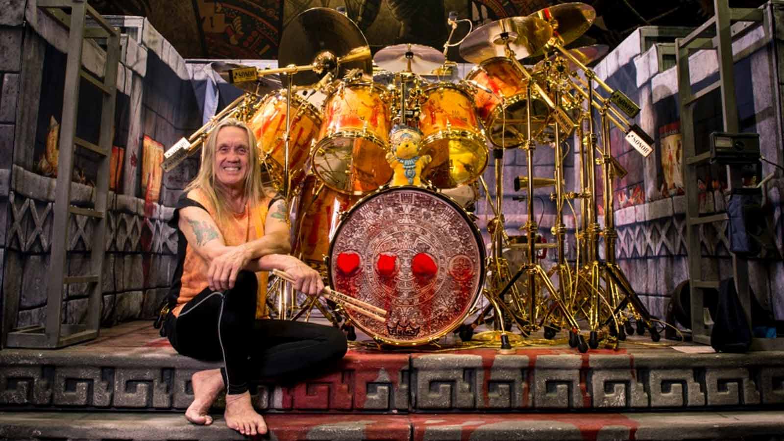 Nicko McBrain inaugura sua própria loja de Baterias